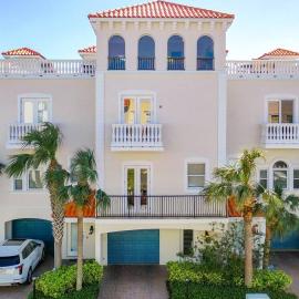 Clearwater Penthouse 5 min Beach walk Heated Pool