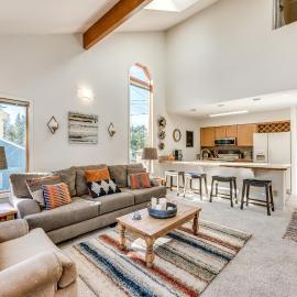 Bright Townhome - 1 Mile to Downtown Cloudcroft, Hotel in Cloudcroft