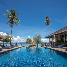 Absolute Beachfront Resort, hotel u gradu 'Baan Tai'