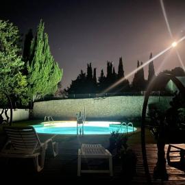Haut de maison et piscine dans un domaine viticole