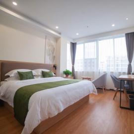 GreenTree Inn Express Hotel Suzhou Zhangjianggang Free Trade Zone Central Plaza، فندق في Zhangjiagang