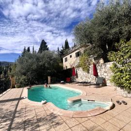 Entre Nice et Monaco grande Villa avec piscine privée 12 personnes: Drap şehrinde bir otel
