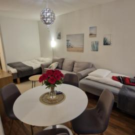 Lovely studio apartment, glazed balcony and own parking space, hotel v destinaci Hyvinkää