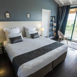CÔTE GARONNE le BALCON DES DAMES -hôtel et restaurant- Tonneins Fauillet Marmande - panorama sur Garonne-climatisé- accueil vélo- soirée étape- chambre famille- étape et séjour touristique-, hotelli kohteessa Tonneins
