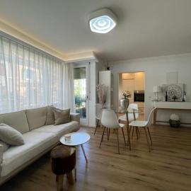 Stylish 1-bedroom condo close to exhibition square, hotel sa Basel