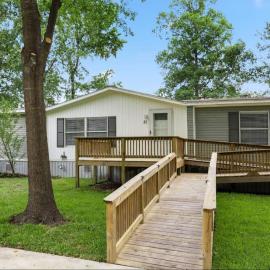 Accessible 3BR Home Sleeps 12, Pet-Friendly, Near Lake Conroe, hotel Conroe-ban