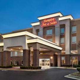 Hampton Inn & Suites Atlanta Airport West Camp Creek Pkwy, хотел в Атланта