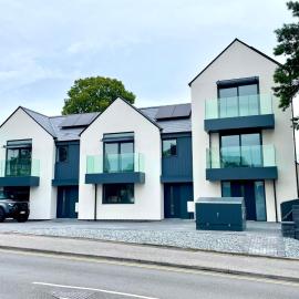 Stunning Brand New House - Sleeps 6 - Free Parking - Great Location - Fast WiFi - Smart TV - Close to Poole & Bournemouth & Sandbanks, Hotel in Poole