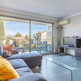 Tamanaco Beach 1-bedroom apartment with balcony sea view and pool, Hotel in Antibes