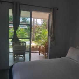 Nice Home Stay at Samroiyod, Hotel in Baanphakrimlay 