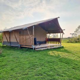 Luxury glamping near the Frisian waters โรงแรมในDe Veenhoop
