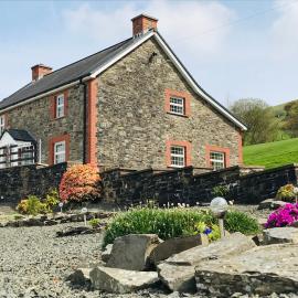 Sunnyside farmstay & hottub near Brecon Beacons sleeps 8, hotel in Lower Chapel