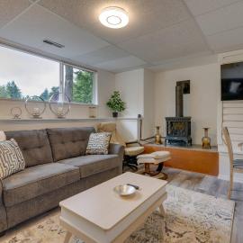 Cozy Kenmore Vacation Rental w/ Shared Hot Tub!, hotelli kohteessa Kenmore