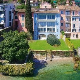 Luxury Lakeside Apartment right on the water, hotel in Salò