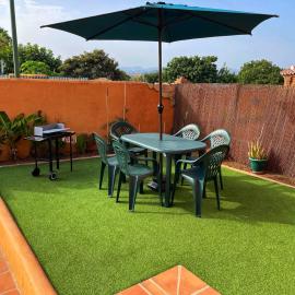 Villa EMMA - Chalet familiar con jardín y parking en Málaga, hotel en Málaga