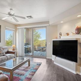 Oro Valley Condo w/ Desert & Mountain Views!, khách sạn ở Oro Valley