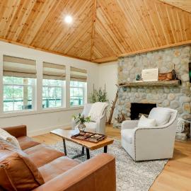Spacious Home on Beaver Lake w/ Deck & Fire Pit!, hotel v destinaci Rogers
