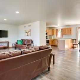 Wooded Hancock Home Near Ski & Snowmobile Trails!、Hancockのホテル