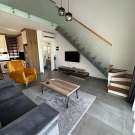 İskelede denize sıfır havuzlu sitede Loft 1+1, hotel in Boğaz