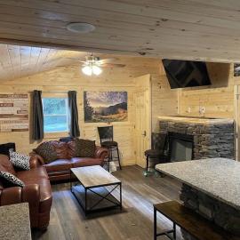 Creekside 3 bedroom 2 bath cabin on private creek, hotel in Banner Elk
