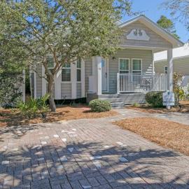 Pelican House - Newly remodeled, professionally decorated, only about 1 mile to Seaside!, hotell i Santa Rosa Beach