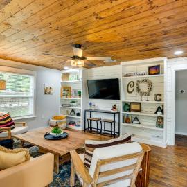 Lindale Vacation Rental w/ Deck & Grill!, hotel i Lindale
