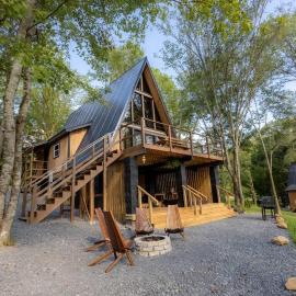 Valhalla Cabins AFrames with hot tubs & sauna, hotel en Cosby