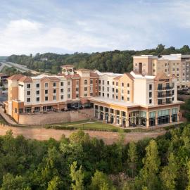 Courtyard Kansas City at Briarcliff, hotelli kohteessa Kansas City