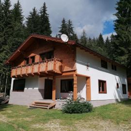 Four Season Komando, hotel en Comandău