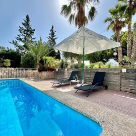 Villa con jardín y piscina privada