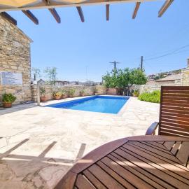 Skarinou Village Poolside Escape Studio with Pool facilities, viešbutis mieste Skarinou