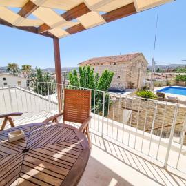 Village Charm with Pool Apartment at Skarinou, hotel u gradu Skarinou