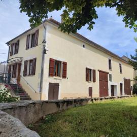 Gîte Osteis de 4 à 15 personnes au bord de l'Yonne、Vincelottesのホテル