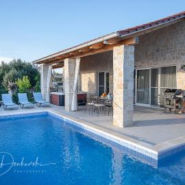 Island Villa Adriana with heated pool and sauna, hotel sa Lun