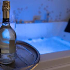Al Chiaro di Luna Luxury Suites AMALFI COAST, hotel in Vietri sul Mare