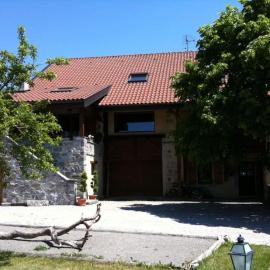 Spacious Farmhouse Apartment, by Lake & Mountains, hotel v destinácii Larringes