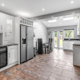 Spacious 4-Bed Home Garden, Parking & Near City