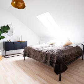 Design-Ferienwohnung in Kelberg am Nürburgring: Platz für 6, Küche, WiFi, Netflix, Hotel in Kelberg