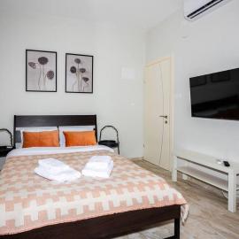 Cozy Quiet Oasis in the Center, hotel in Netanya