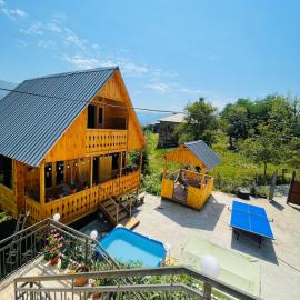 House in The Mountains – hotel w mieście Khulo