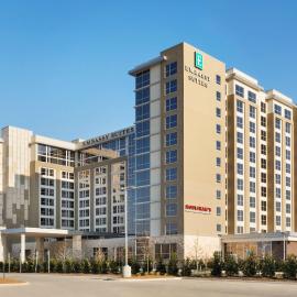 Embassy Suites By Hilton Denton Convention Center, hotelli kohteessa Denton
