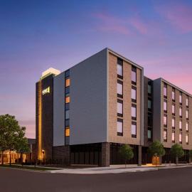 Home2 Suites by Hilton Des Moines at Drake University，德梅因的飯店