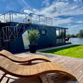 NEW - Little Asia - Stunning Boathouse on a lake Near Amsterdam with Sauna, hotel din Vinkeveen