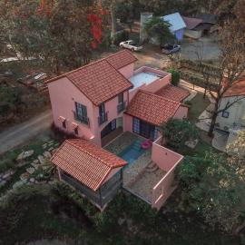 Pink Villa by Tubtao Sleepy Hill, hotel v destinaci Pong Talong
