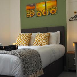 4 Bed - Parking - Close to M4 - Ideal for Groups, hotel en Neath