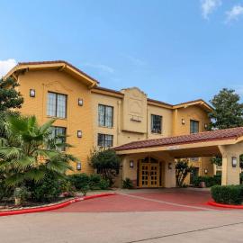Super 8 by Wyndham The Woodlands North, hotel in The Woodlands