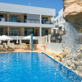 Sea View APT*Spacious balcony*200m to the Beach, Hotel in Paralimni