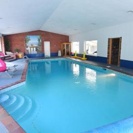 Luxury property - Swimming Pool, Outdoor Kitchen, Games Room & Hot Tub, hotel in Usk