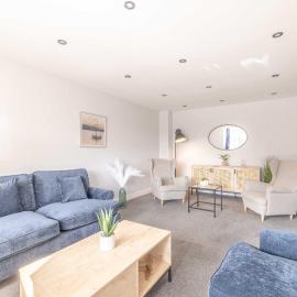 Spacious 4 Bed - Near Uxbridge, Heathrow & PARKING - By Tempstay, hotel in Slough