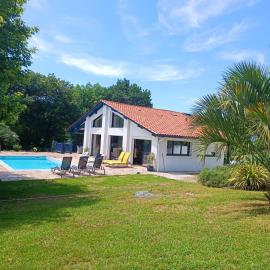 Spacieux et Lumineux appartement dans Villa Contemporaine avec Piscine chauffée privative près Golf d'Arcangues – hotel w mieście Bidart